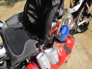 The extra mount for 1.5 litre water bottle (good for mixing rehydrating drinks in)
