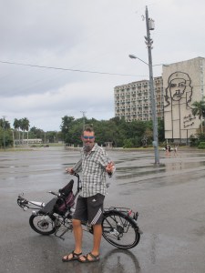 Revolucion square, Che in the background. Such a photo bomber