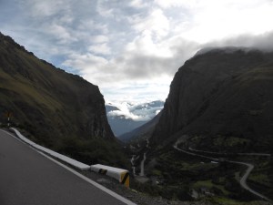 Wicked road in the Sacred Valley. Chcek out all those twists and turns on that awesome downhill. Thats where the brakes failed. Terrifying!
