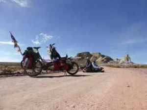 Bremma Bolivia cross legged on road