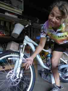 Can you believe this! Jen broke 2 spokes on her way out of the drive way to meet us. The first time she has ever experienced spoke breaking. We thank her for taking one, or two in fact, for the team.